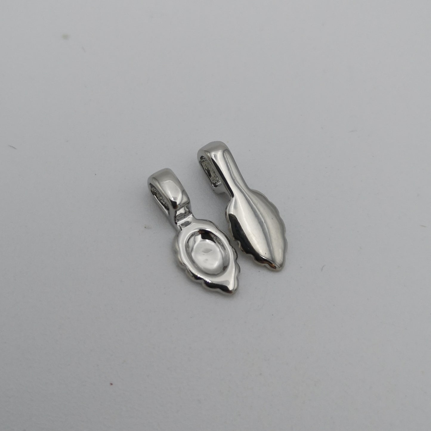 Brass Leaf Glue on Bail 25pk (silver colour)