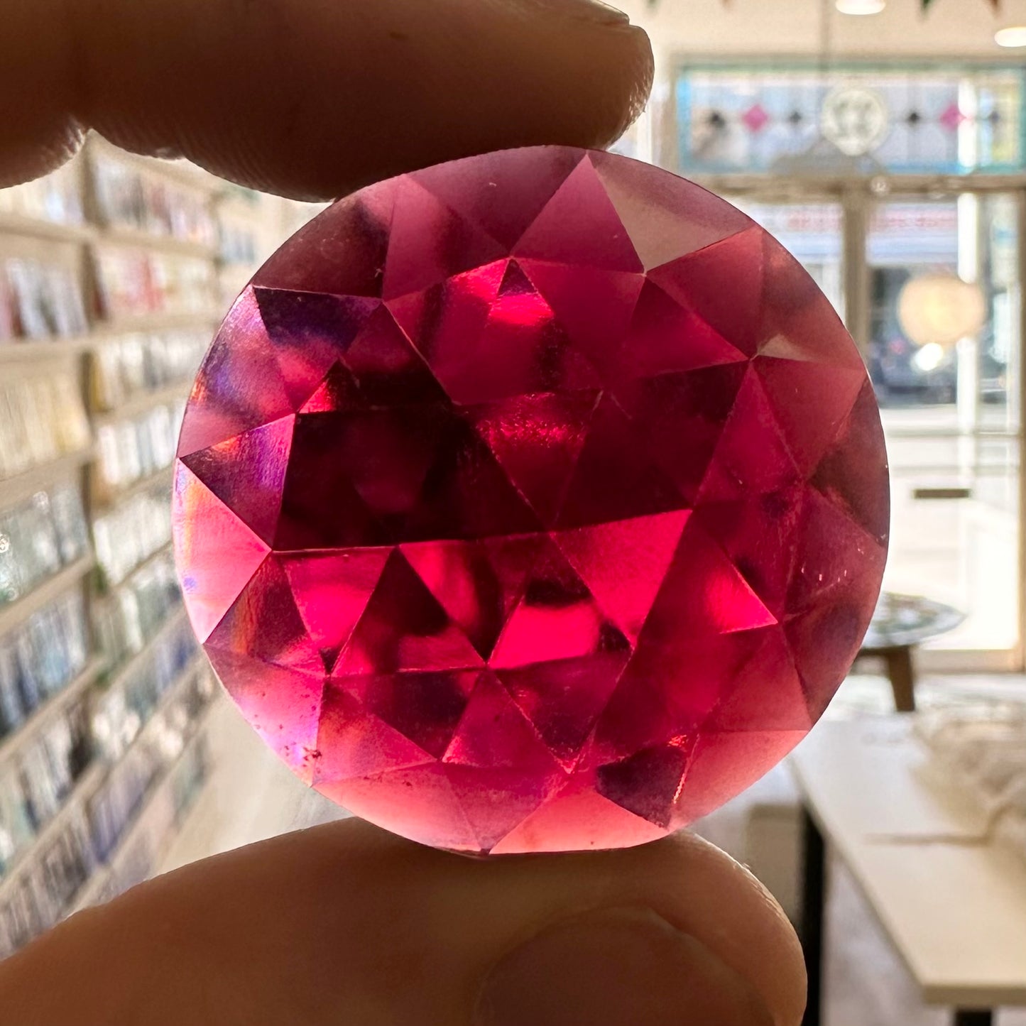 Round faceted jewel - Gold ruby